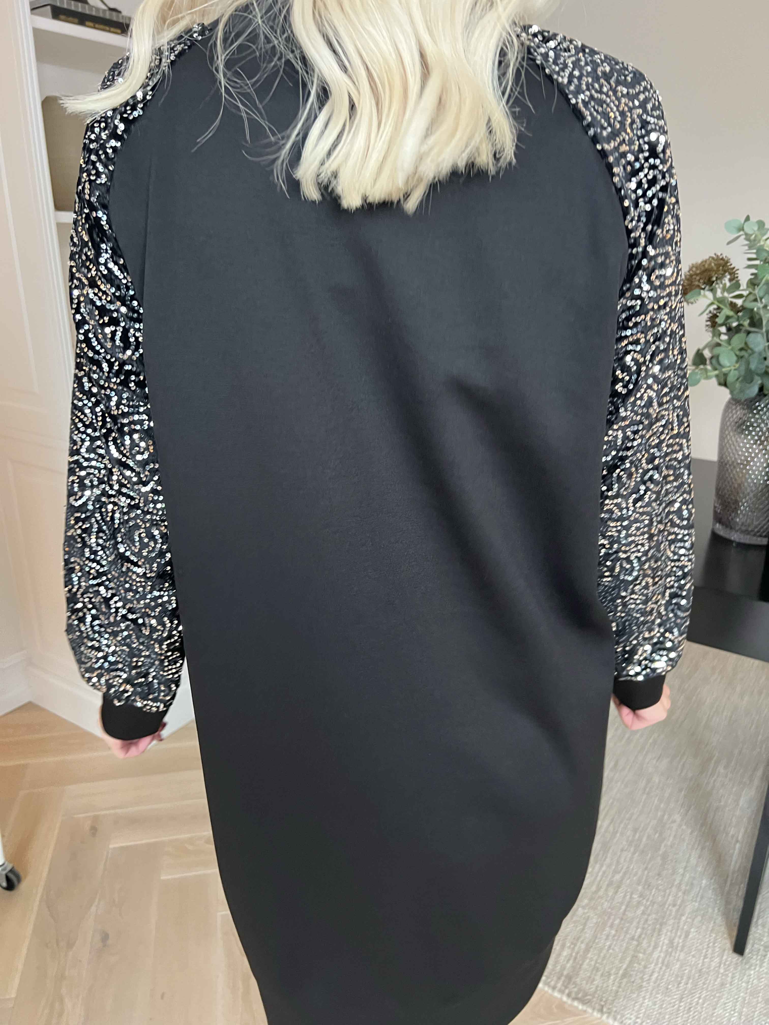 Parma - Joggingkjole med pailletærmer